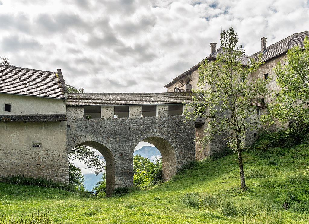 Hollenburg_Burganlage_Brücke_über_Halsgraben_13072018_6009.jpg