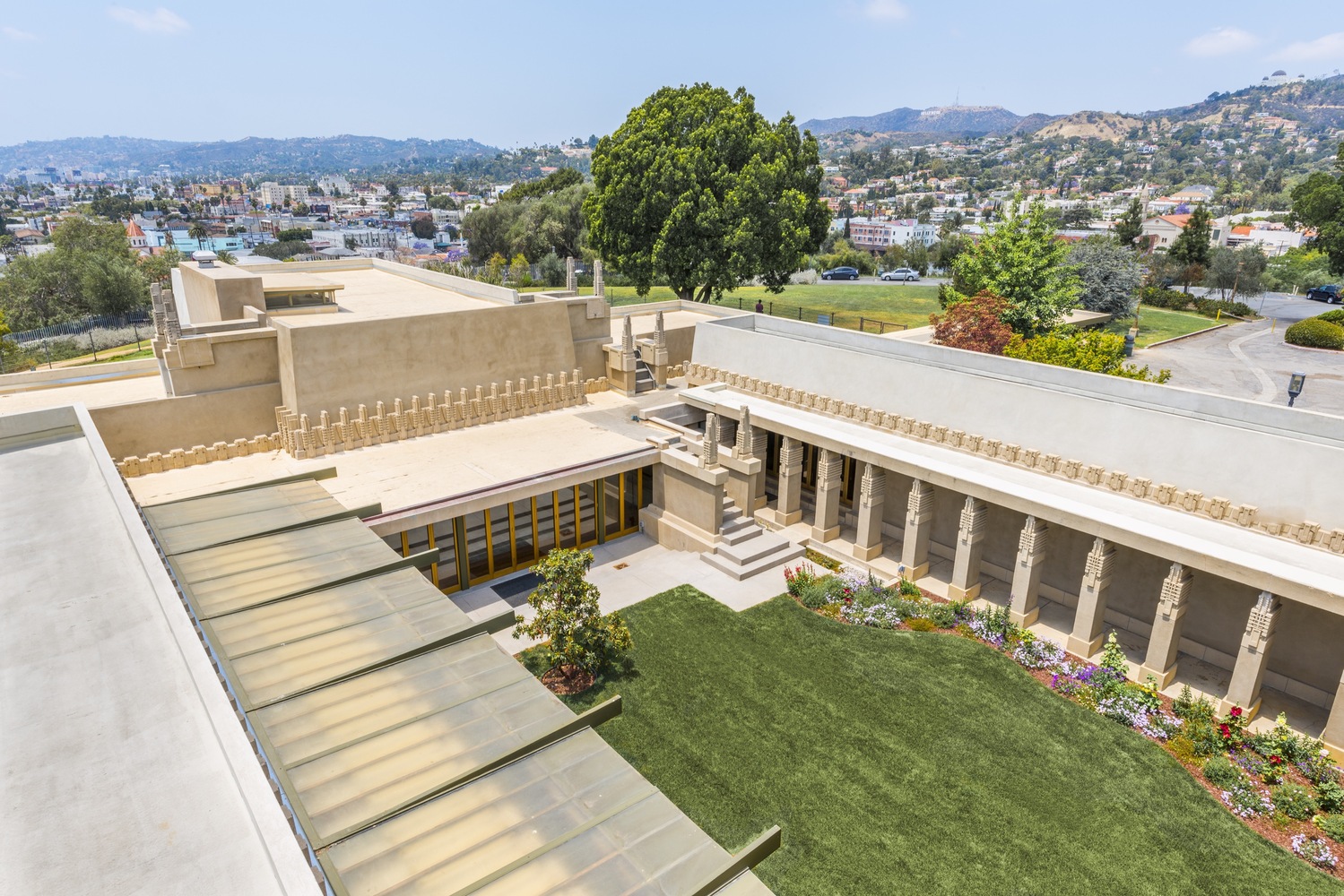 Hollyhock_House_courtyard_Photo_by_Joshua_White.jpg