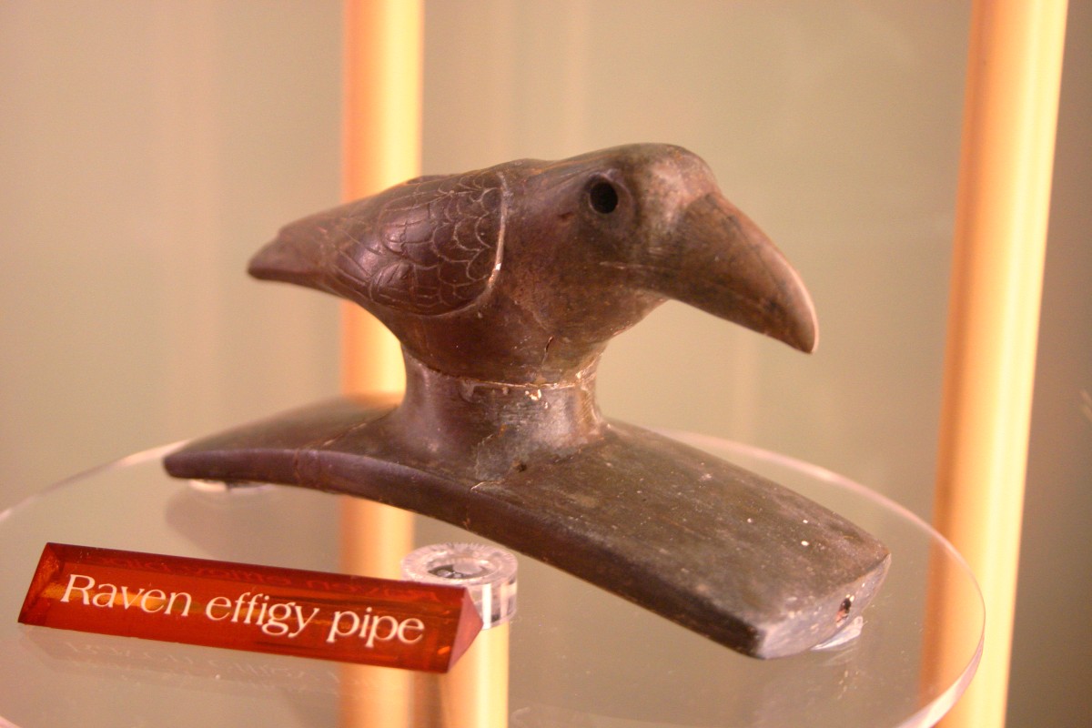 Hopewell_culture_nhp_raven_effigy_pipe_chillicothe_ohio_2006.jpg