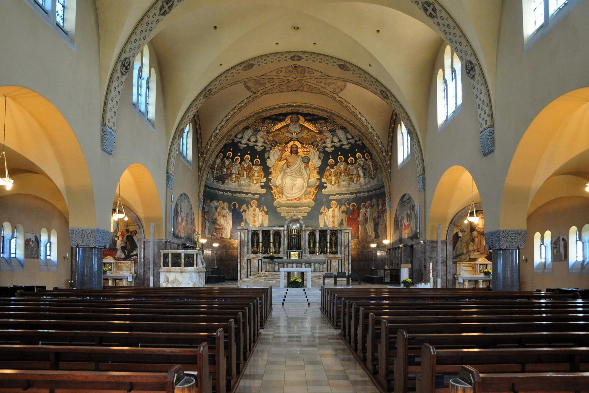 Hottingen_-_Katholische_Kirche_St._Antonius_-_Innenansicht_2011-08-19_14-19-30_ShiftN.jpg