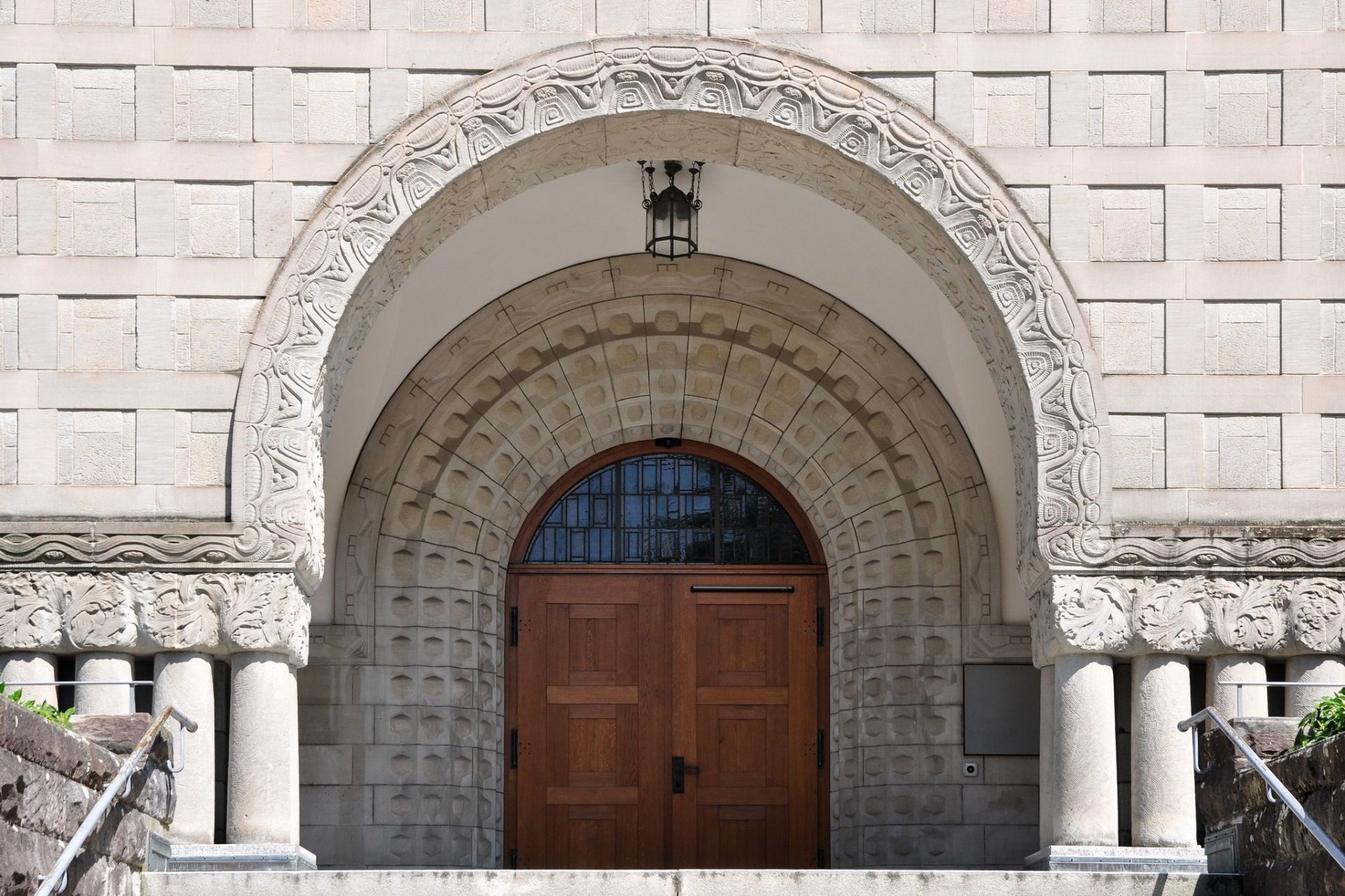 Hottingen_-_Katholische_Kirche_St._Antonius_2011-08-19_14-18-10_ShiftN.jpg