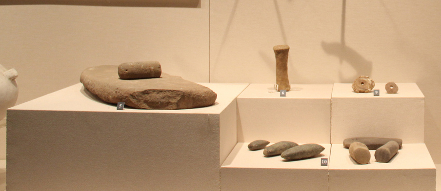 Houli_culture_grinding_slab_and_handstone,_stone_axes.Jinan_Museum.jpg
