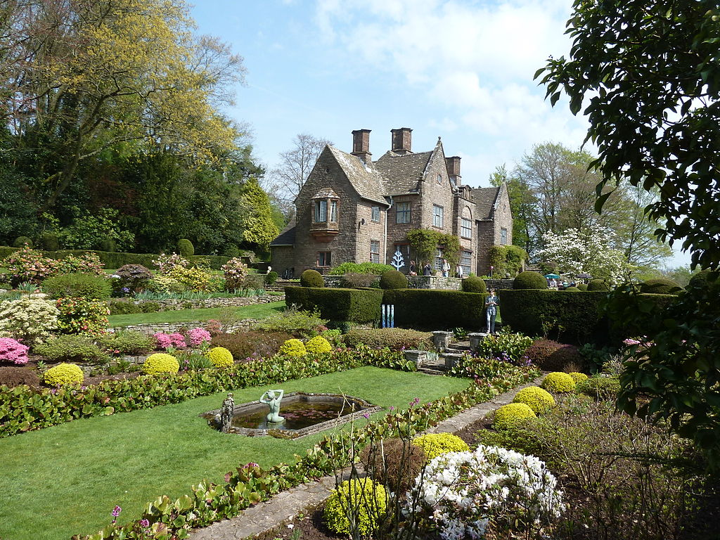 House_from_across_the_pond,_Wyndcliffe_Court.jpg