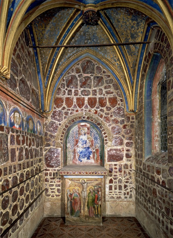 Hrad Karlstejn, nizsi obytna vez, interier kaple svate Kateriny,.jpg