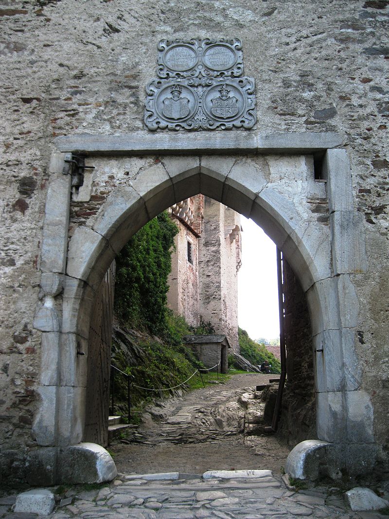 Hrad_Pernštejn_(Pernštejn),_brána2.JPG