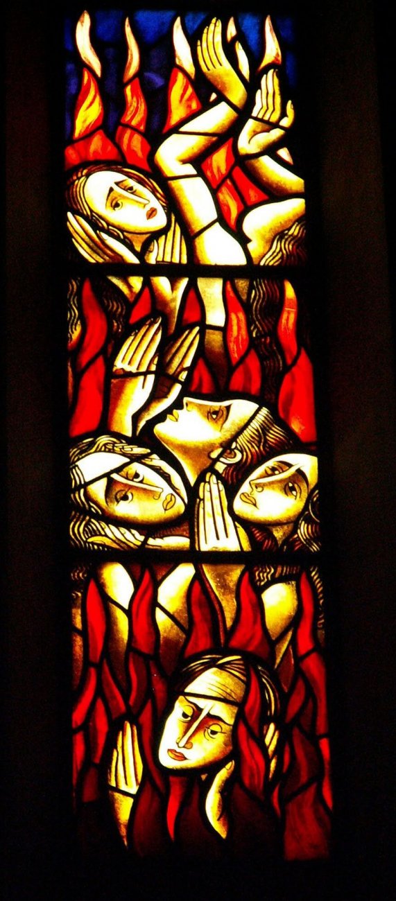 Igreja_de_Nossa_Senhora_de_Fátima_-_vitral_lateral.jpg