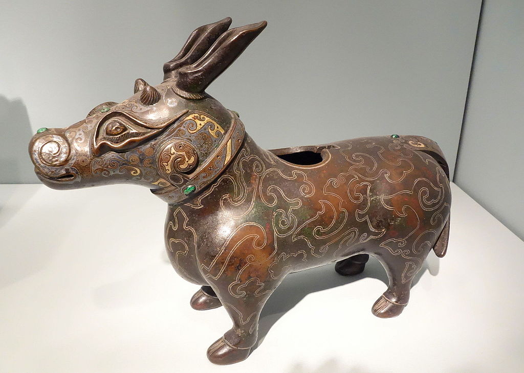 Incense_burner_in_the_shape_of_a_mythical_beast,_China,_Song_dyn.JPG