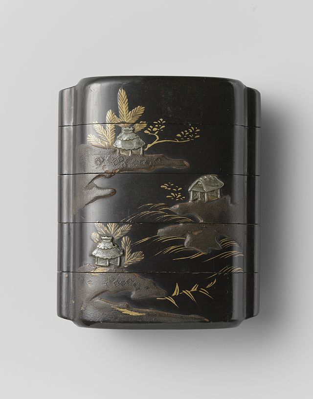 Inro,_zwarte_lak_met_een_rivierlandschap_in_makie-Rijksmuseum_AK-NM-6172.jpeg.jpeg