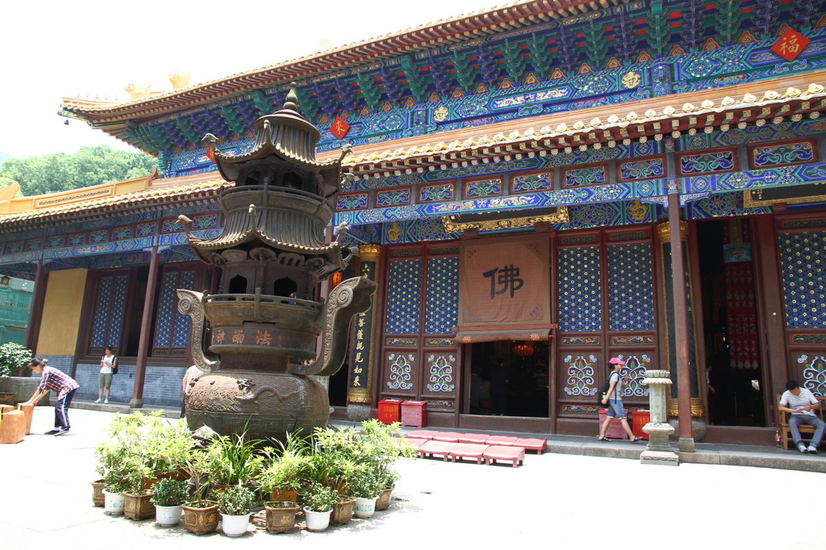 Inside_Fayu_Temple_on_Putuo_Shan_island_in_China.JPG