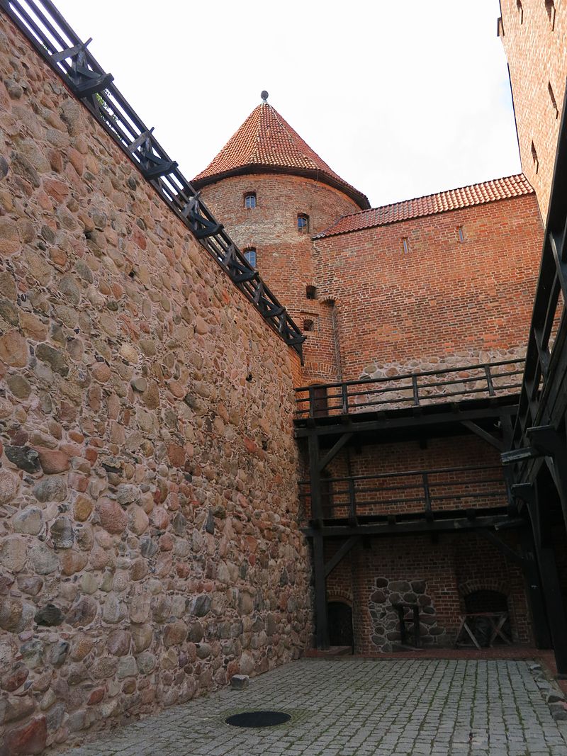 Inside_the_castle_in_Bytów.JPG