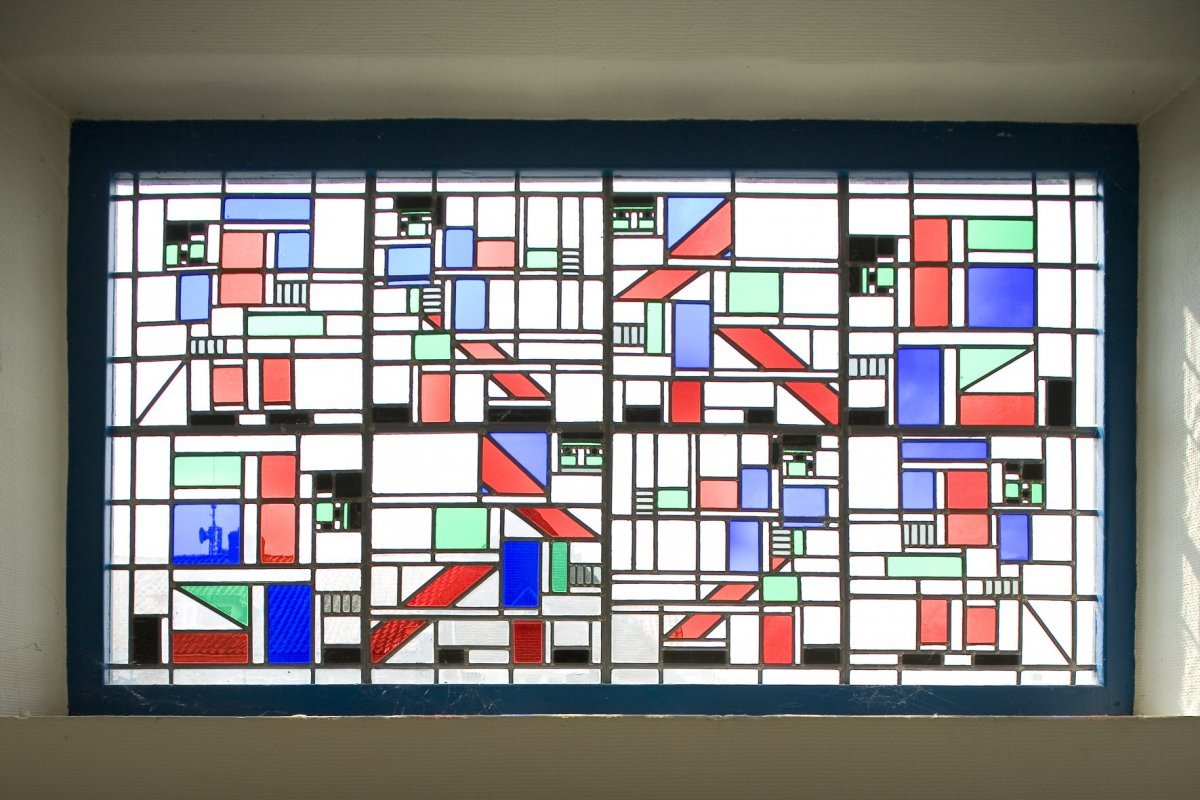 Interieur,_aanzicht_glas-in-loodraam_van_Theo_Van_Doesburg,.jpg