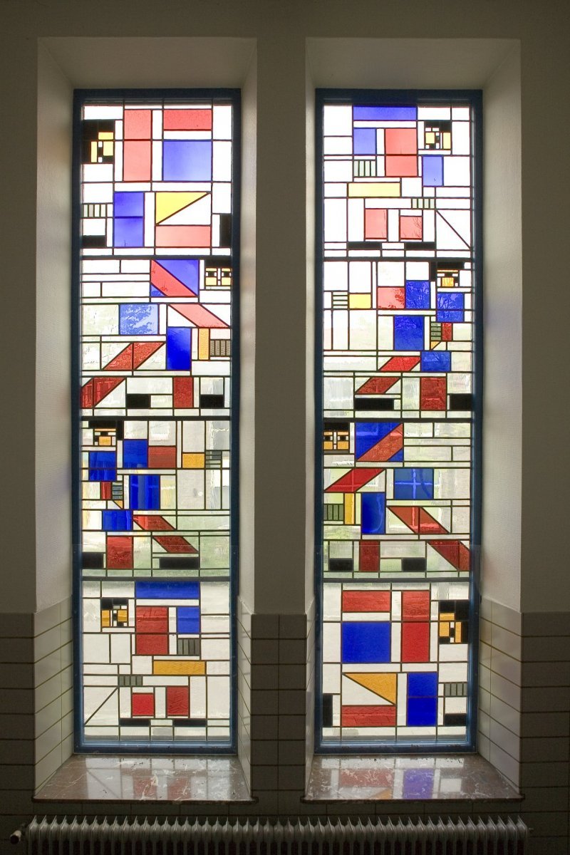 Interieur,_aanzicht_glas-in-loodramen_van_Theo_Van_Doesburg,.jpg