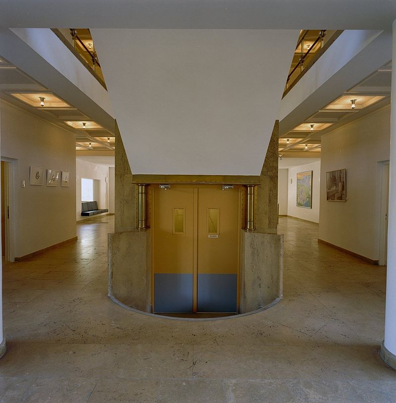 Interieur,_lift_op_de_begane_grond_-_'s-Gravenhage_-_20357897_-_RCE.jpg