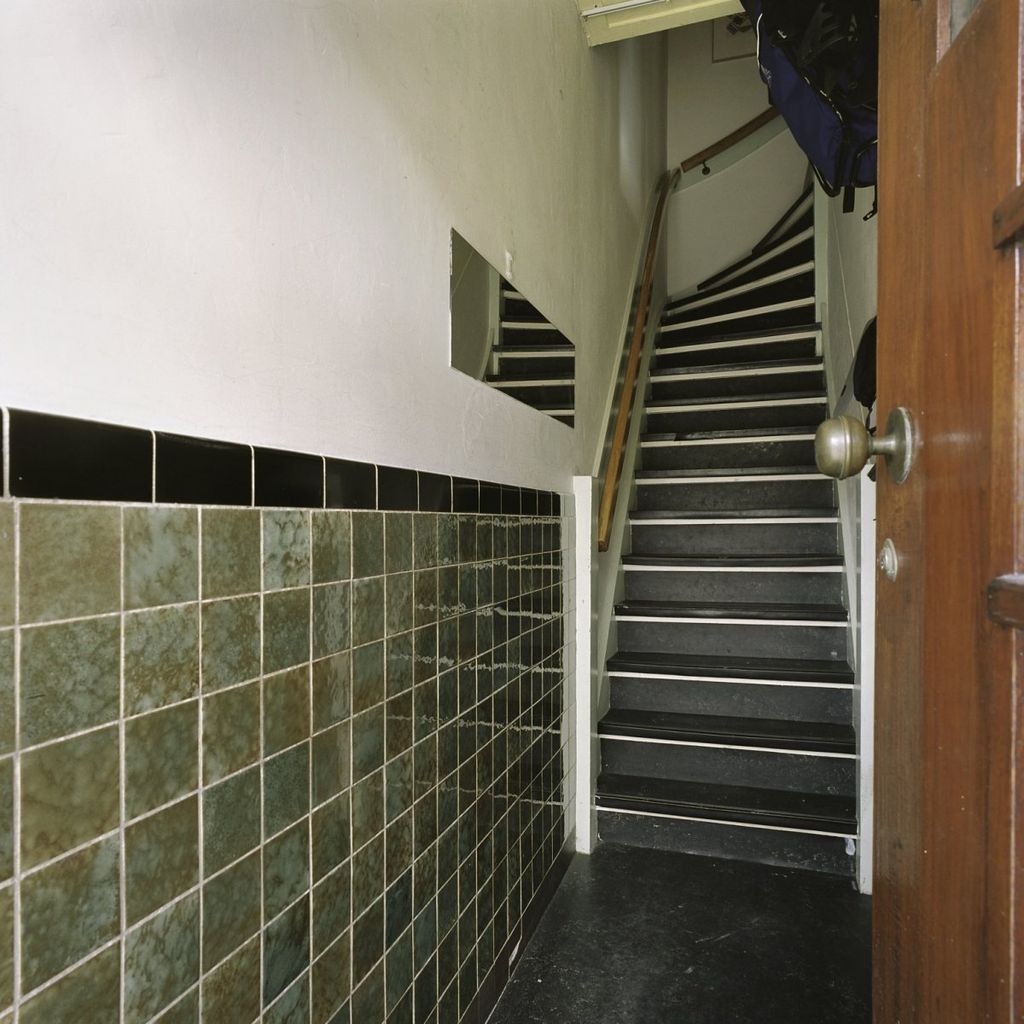 Interieur,_portaal_met_tegellambrisering_en__Groningen.jpg