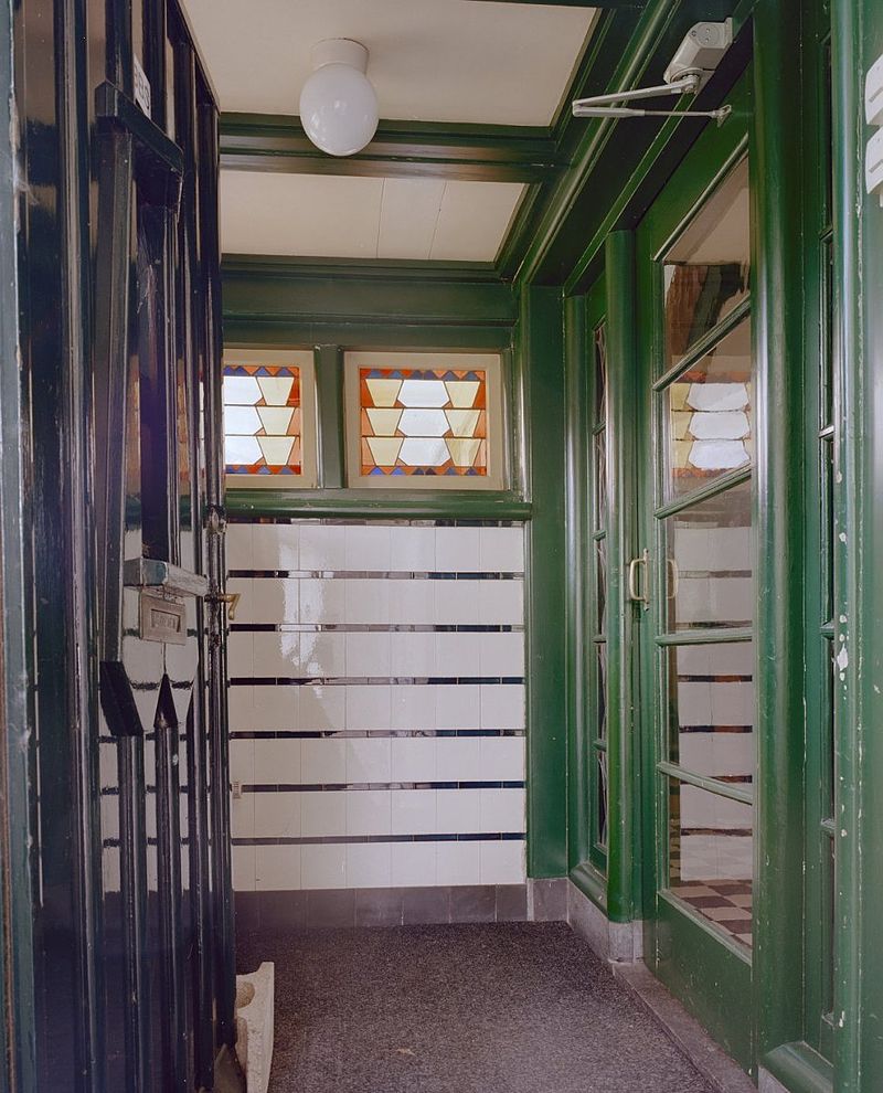 Interieur,_tochtportaal_bij_collegezaal_met_glas-in-loodramen_-_Wageningen_-.jpg