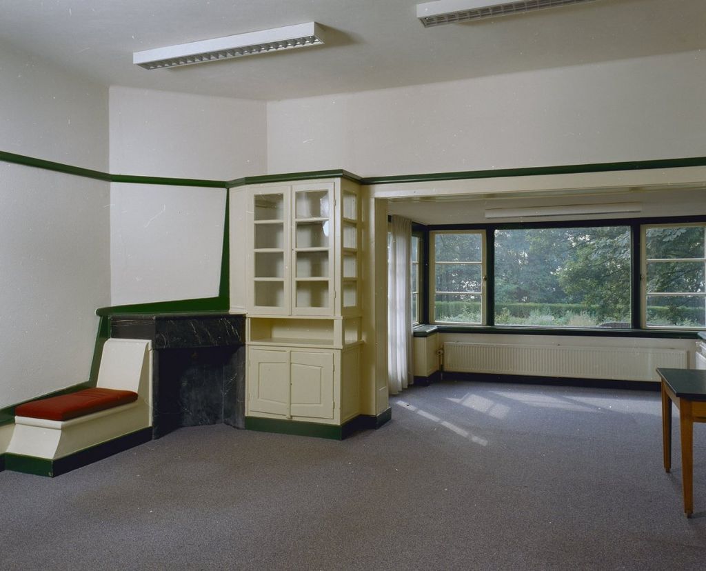 Interieur,overzicht_hoogleraarwoonkamer_met_hoekmeubel_en_wandkast_-_Wageningen_-_20350486_-_RCE.jpg