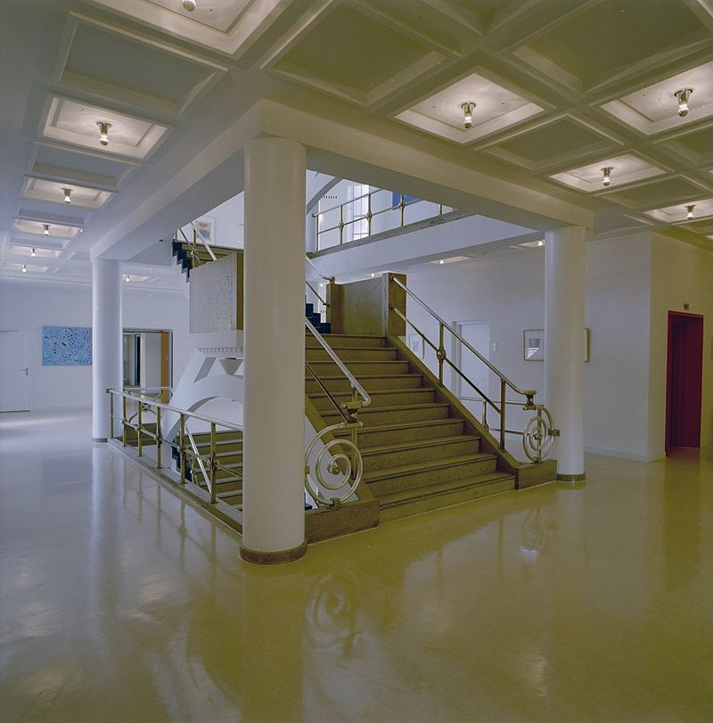 Interieur_eerste_verdieping_met_trap_-_'s-Gravenhage_-_20357901_-_RCE.jpg
