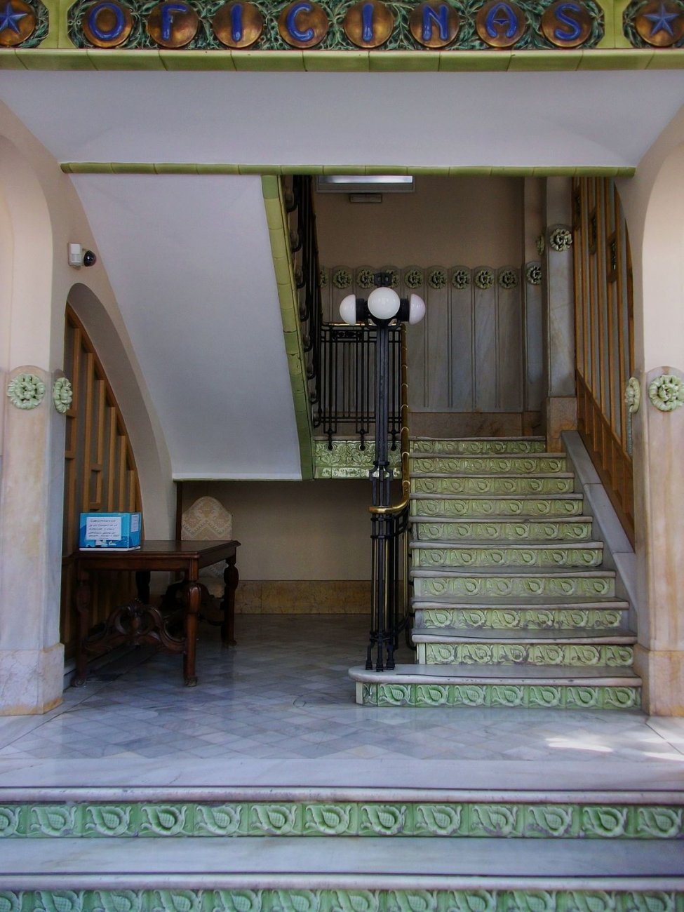 Interior_de_la_torre_oest_de_l'Estació_del_Nord_de_València.jpg