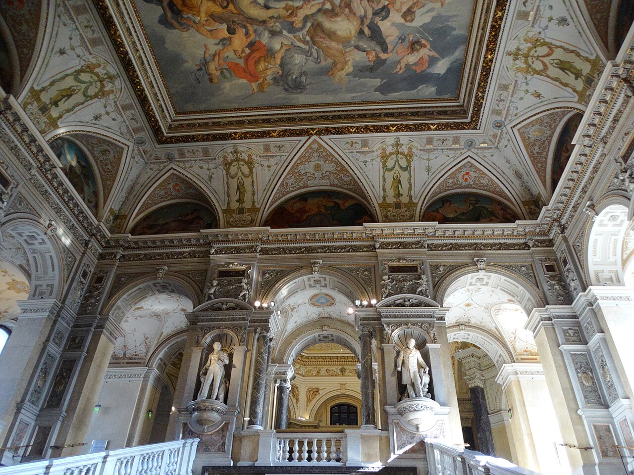 Interior_of_the_Belvedere_(Vienna),_2018.jpg