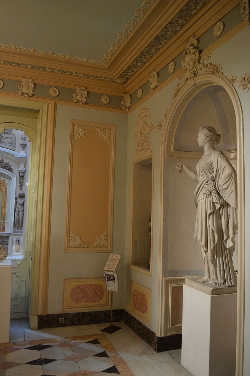 Interior_of_the_Palau_del_Marqués_de_Dos_Aigües_-_Vestíbul_03.JPG