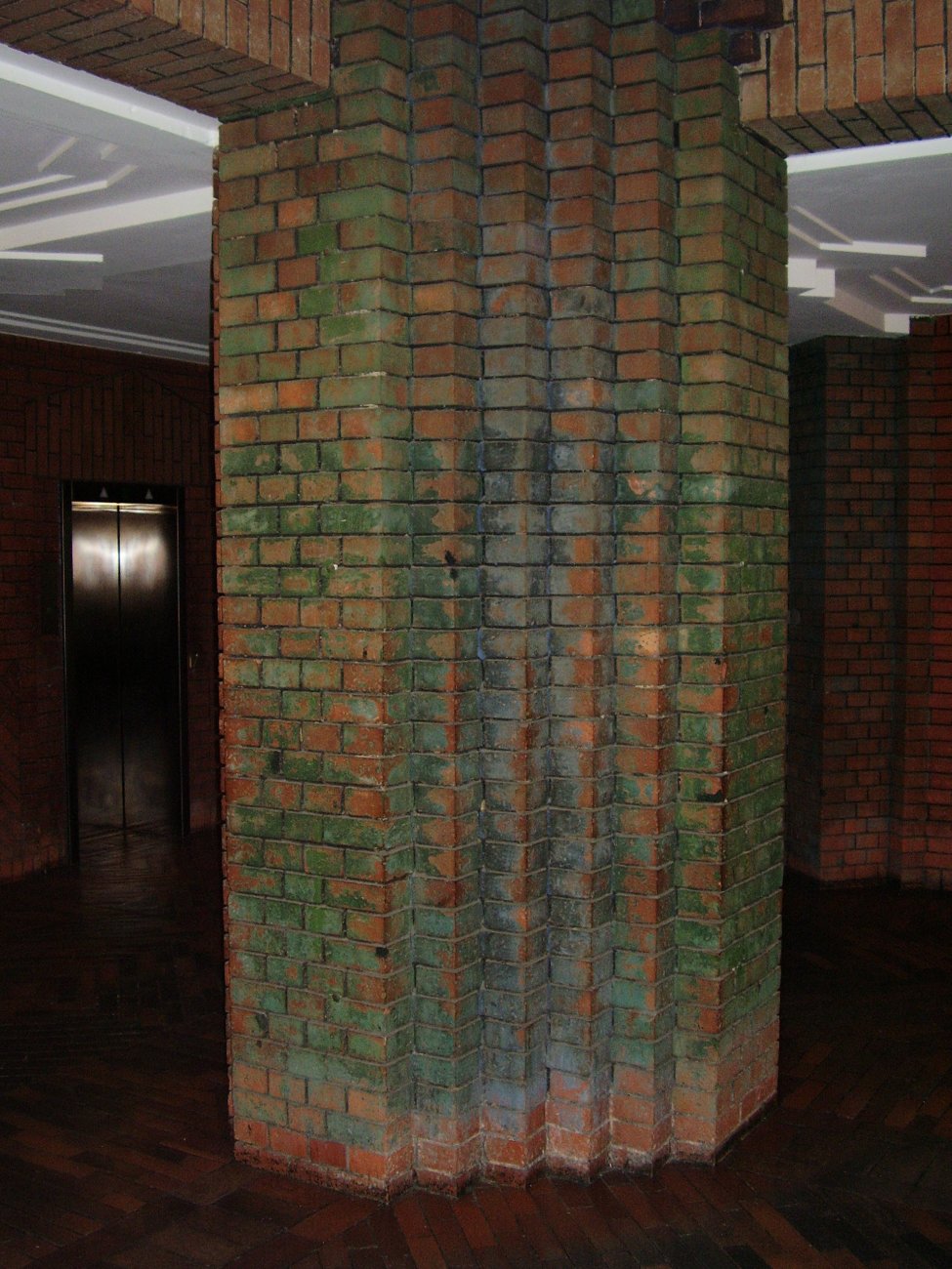 IPH_Behrensbau_Eingangshalle_Säule_vor_2007.jpg
