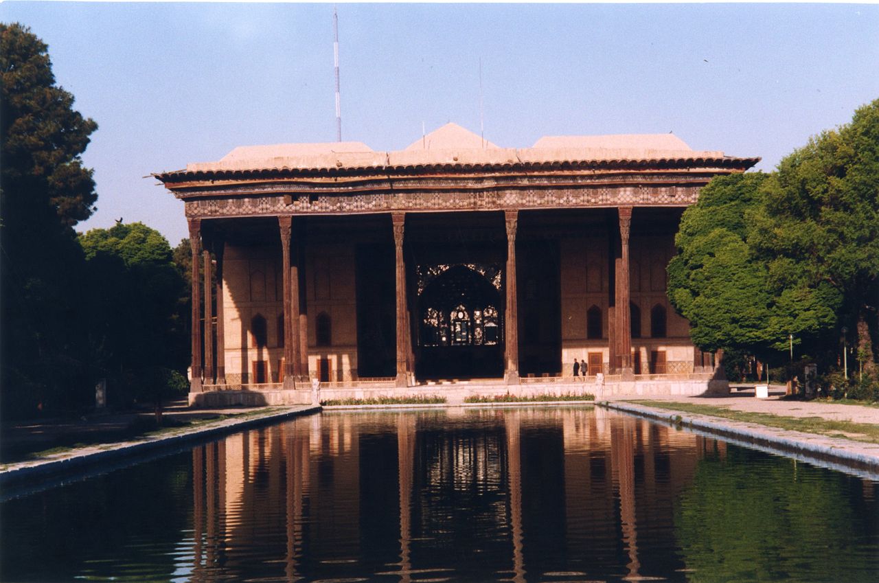 Iran_-_Ispahan_-_Palais_Chehelsotun_(9262414080).jpg