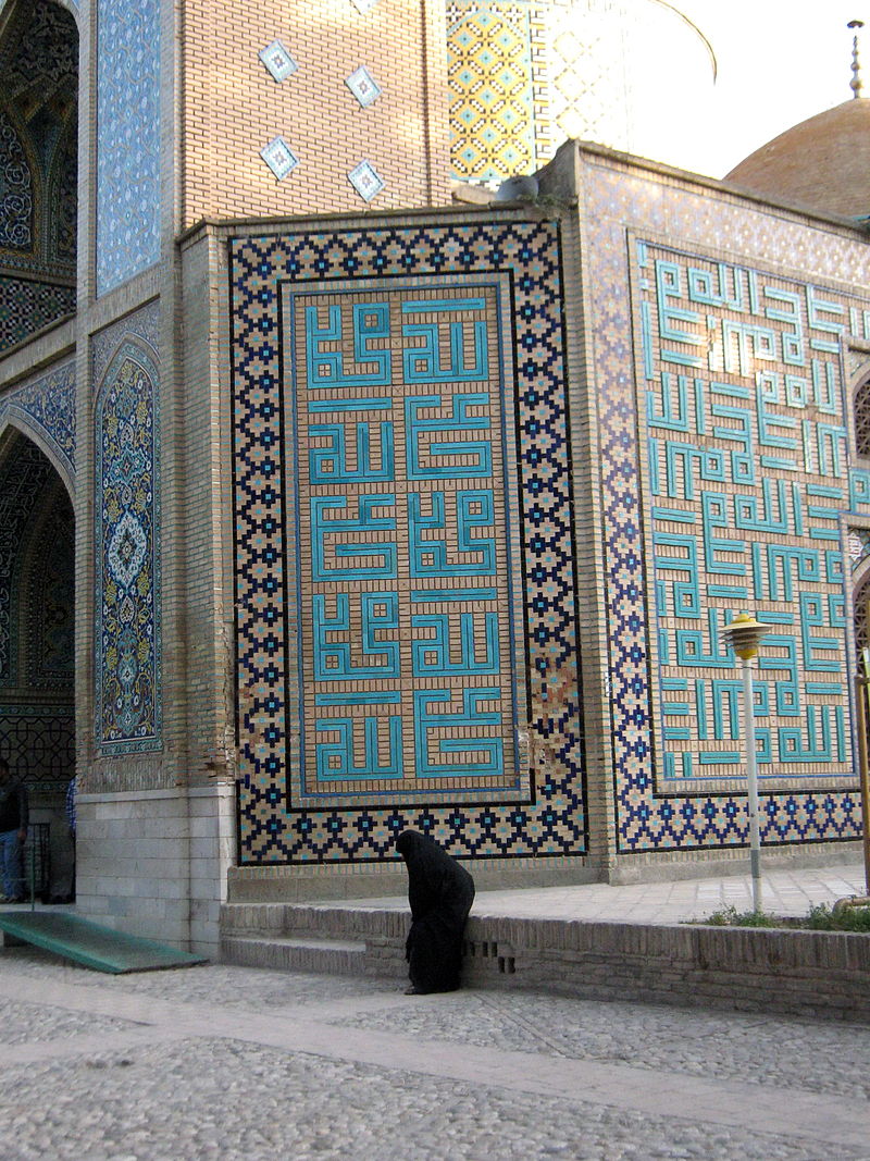 Iranian_alone_woman_-_sited_near_Mohammad_Al_Mahruq_Mosque_-_Nishapur_5.jpg