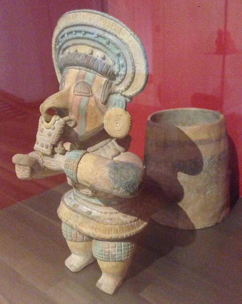 Jama-Coaque_vessel_with_a_statue_of_a_musician.jpg