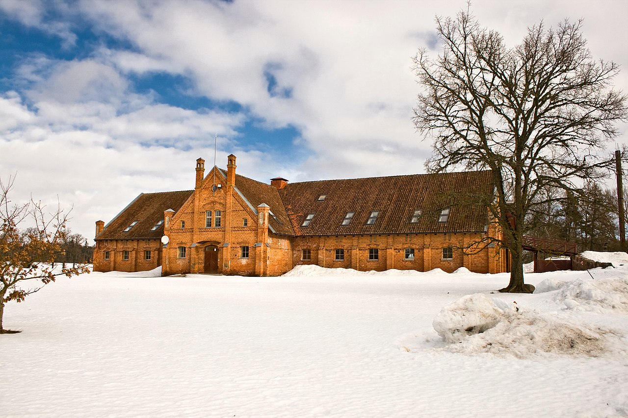 Jaunmoku_manor's_barn_-_panoramio.jpg