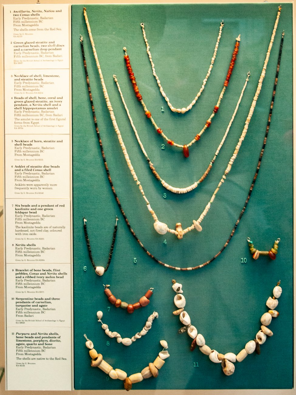 Jewellery_from_the_Badari_culture.jpg