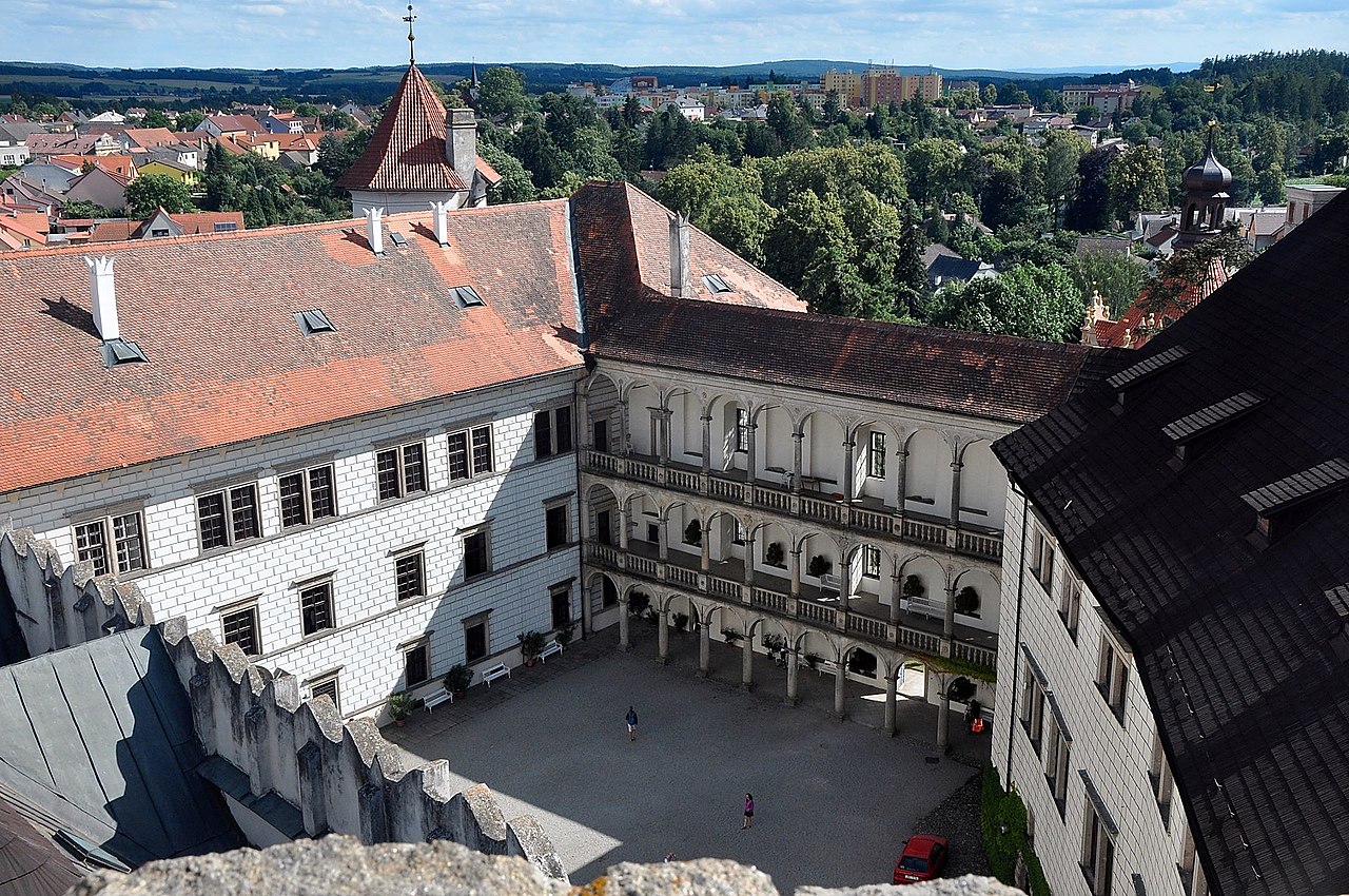 Jindrichuv_Hradec_Neuhaus_(38593966512).jpg