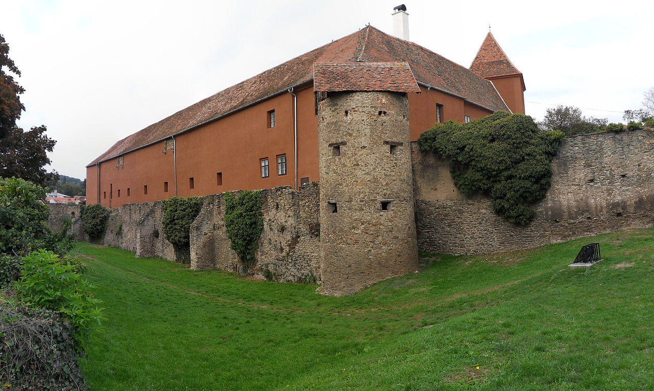 Kőszeg 1280px-Jurisics-vár_Nyugatioldal.jpg