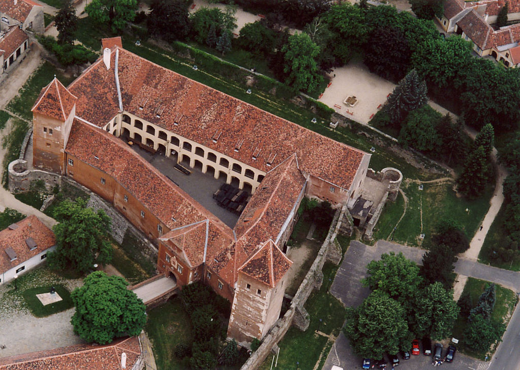 Kőszeg_-_Jurisics_Castle венгр.jpg