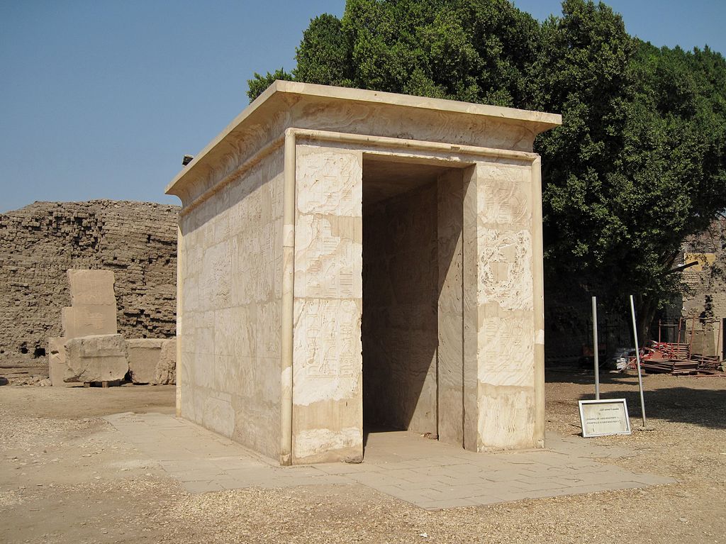 Karnak_Alabasterkapelle_des_Amenophis_I._01.JPG
