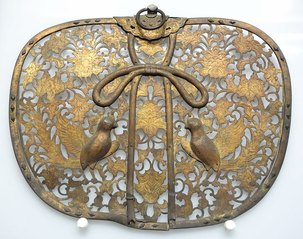 Keman_(pendant_ornament),_Kamakura_period,_13th_century,.JPG