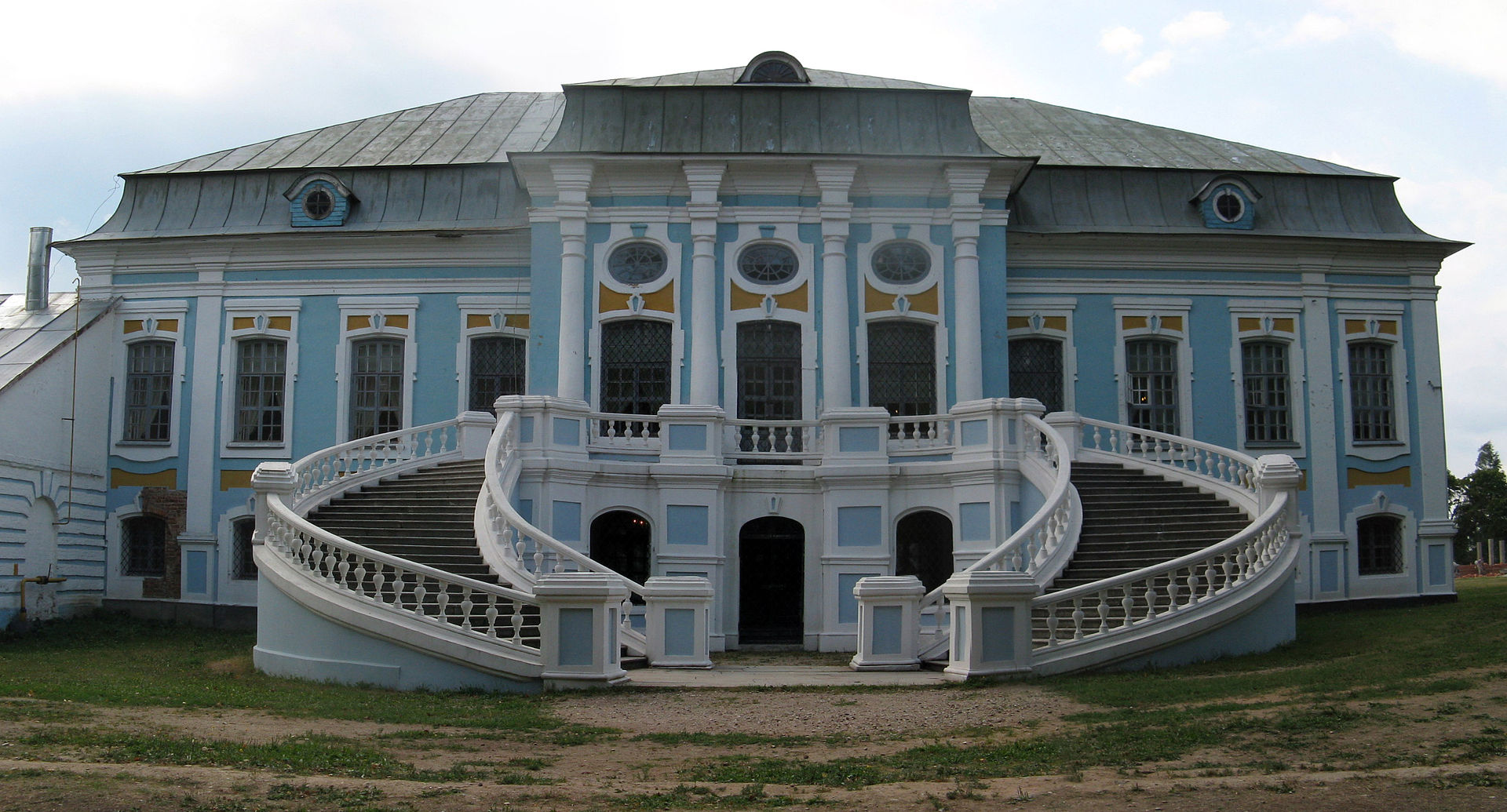 Khmelita_manor_rear_facade.jpg
