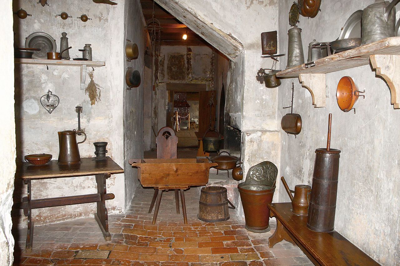 Kitchen_-_Burg_Meersburg.jpg