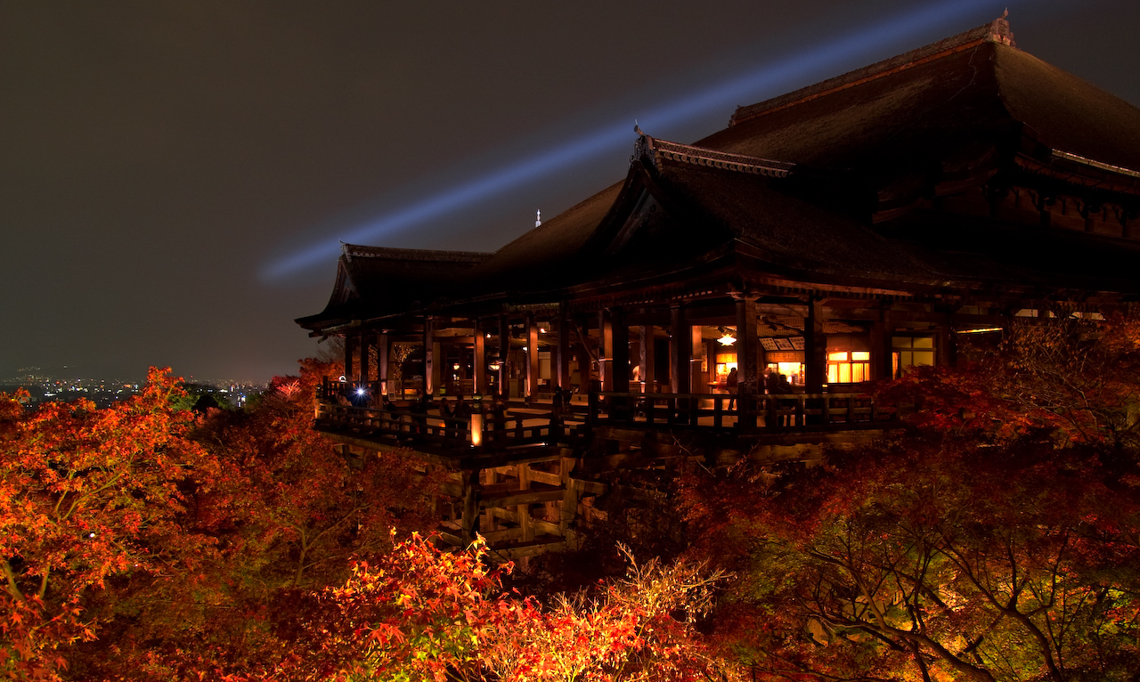 Kiyomizu-dera_temple-night_view-清水寺-夜景_-_panoramio.jpg