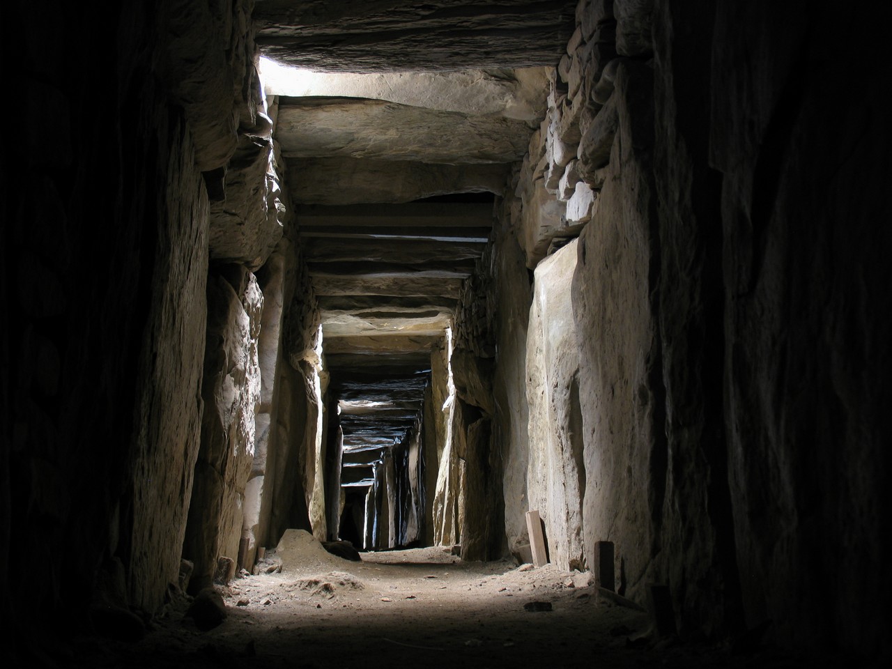 Knowth-Megalithic-tomb1.jpg