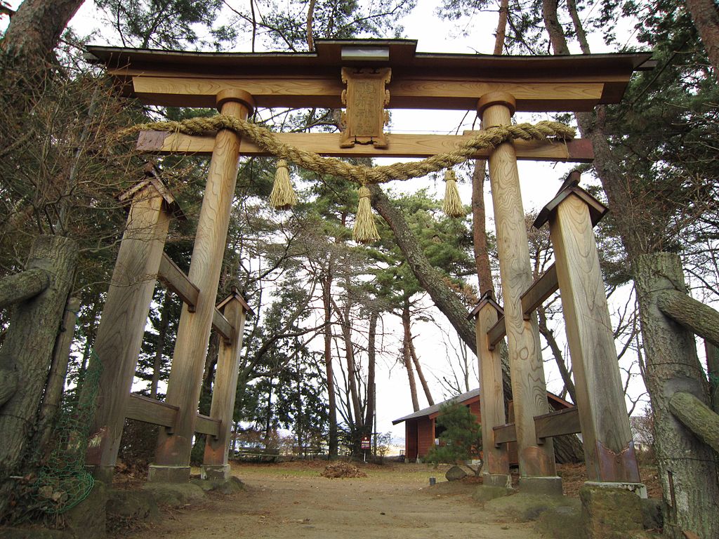 Komagata_Shrine_(Nagano)_torii.jpg