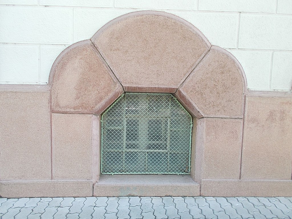 Kossuth_Platz_1,_Kellerfenster,_2021_Csongrád.jpg
