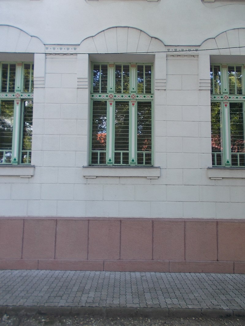 Kossuth_Platz_1,_N,_grünes_Fenster,_2021_Csongrád.jpg