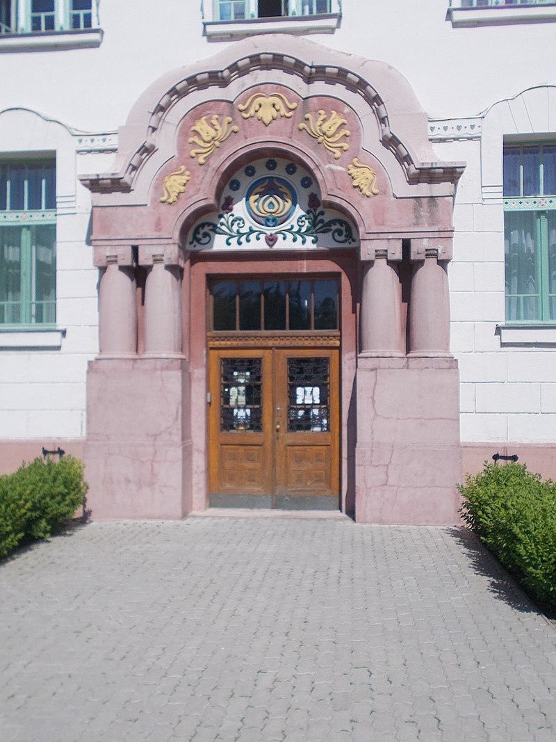 Kossuth_Platz_1,_W,_Portal,_2021_Csongrád.jpg