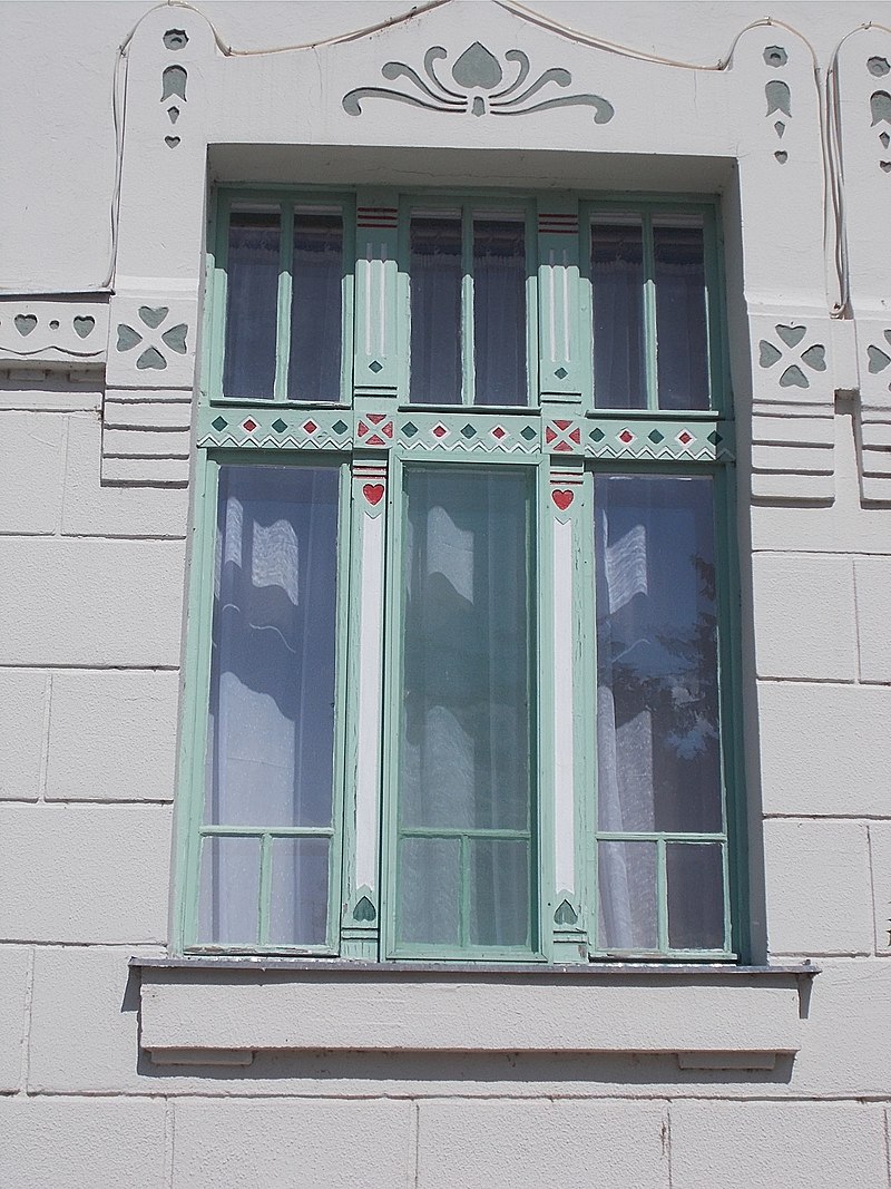 Kossuth_Platz_1,_West,_Fenster,_2021_Csongrád.jpg