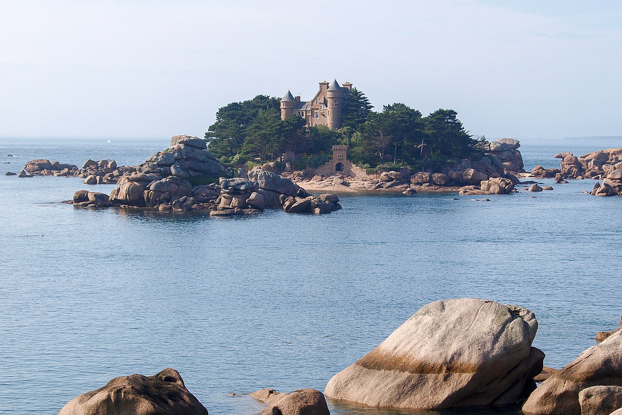 Kostaerez_-_Saint-Guirec,_Bretagne_-_100628_(30243829440).jpg