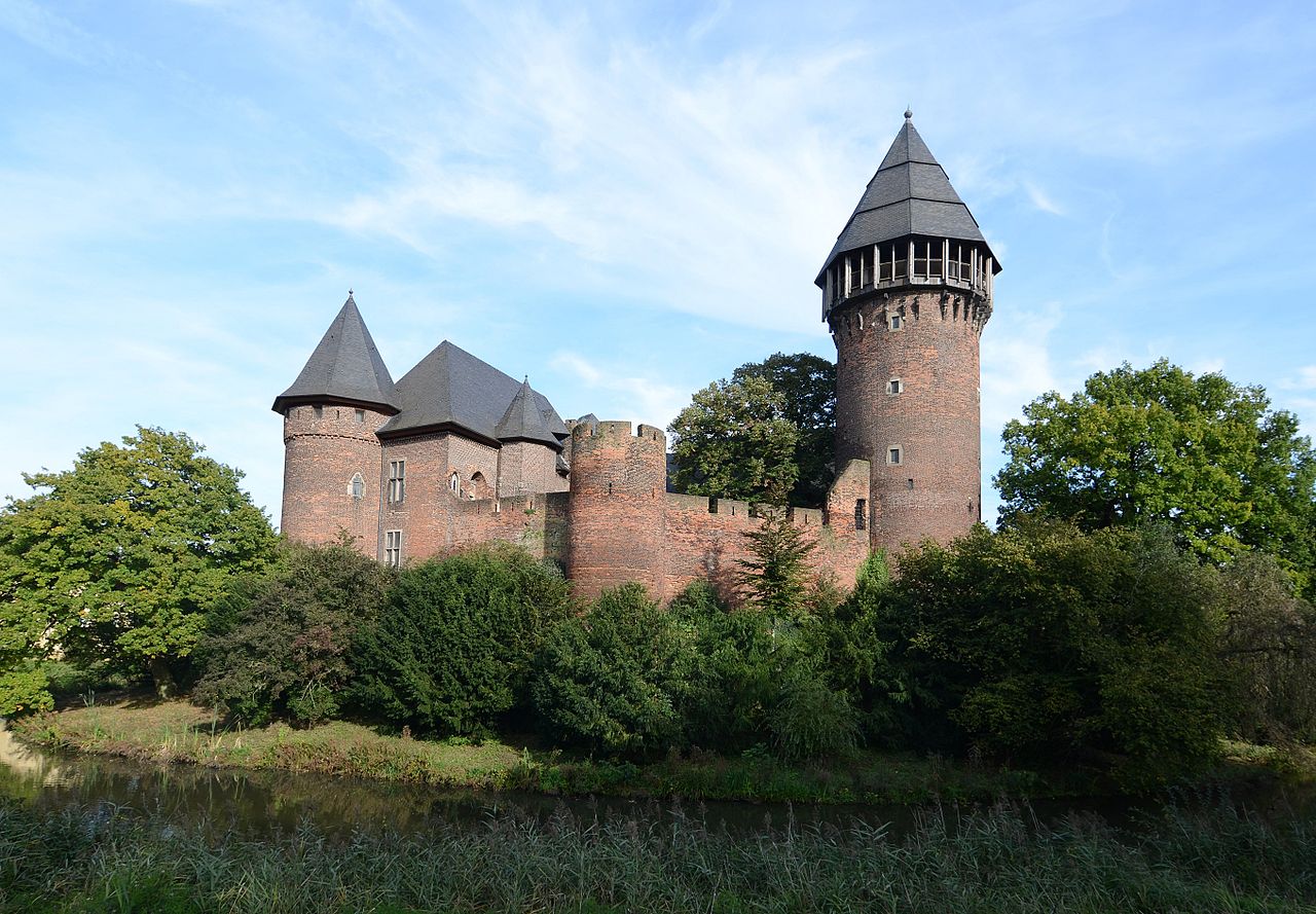 Krefeld,_Linn,_Burg,_вестфал.jpg