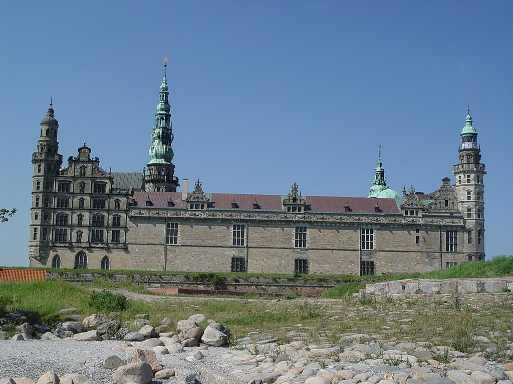 Kronborg_1024px-2004_in_Helsingør_(3).jpg
