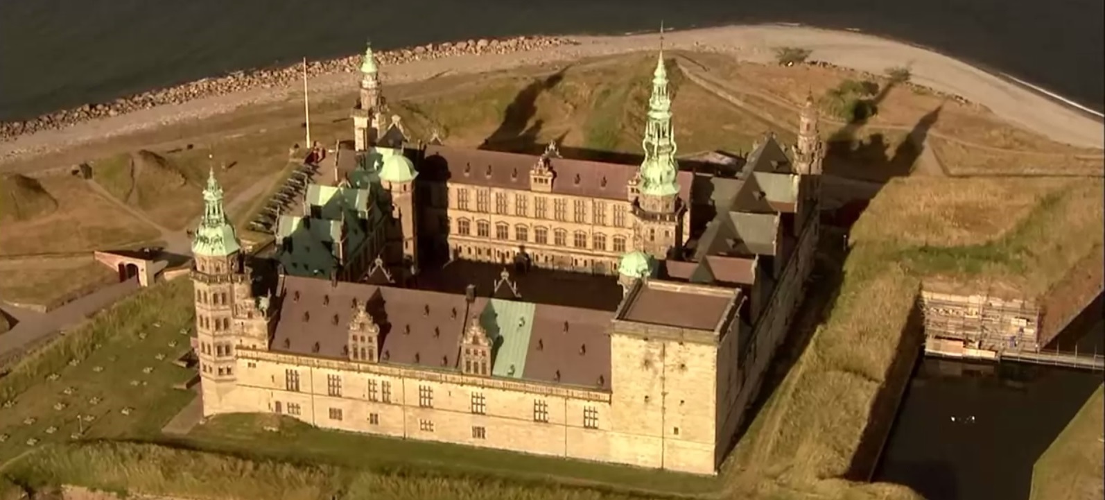 Kronborg_Beskuren_stillbild_av_videoklippet_028_Kronborg_i_sol,_16_sek.jpeg