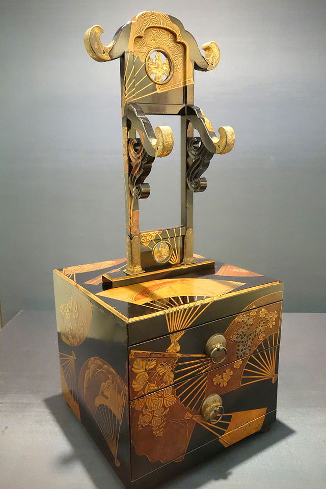 Kyodai_mirror_stand,_Edo_period,_17th_century,.JPG