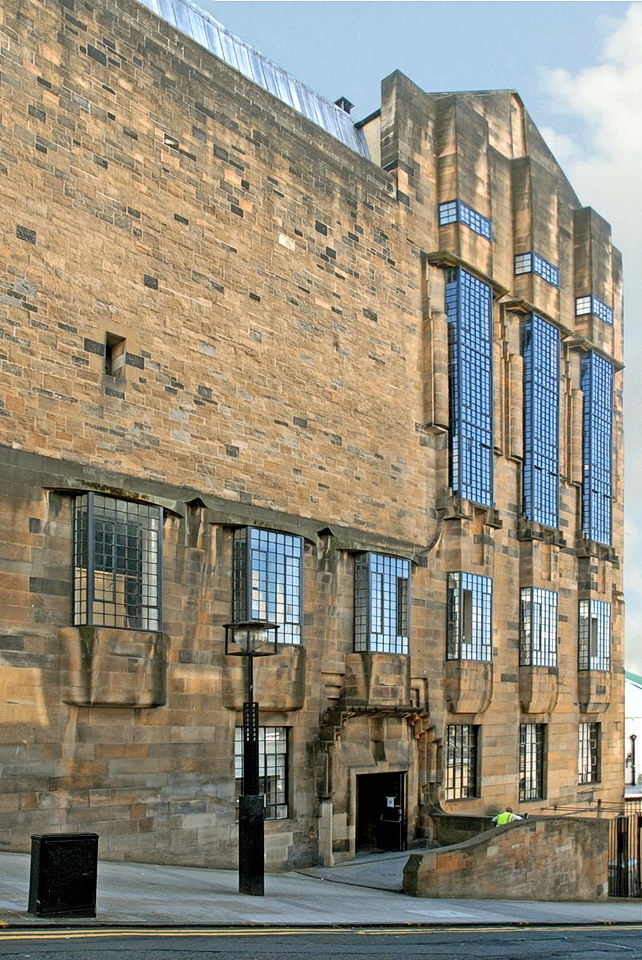 la-faade-ouest-de-la-glasgow-school-of-art_3803688596_o_0.jpg